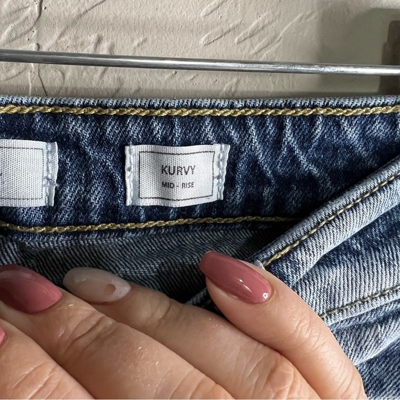 Kancan Curvy Rid-rise Raw Hem Denim Shorts - Picture 6 of 8